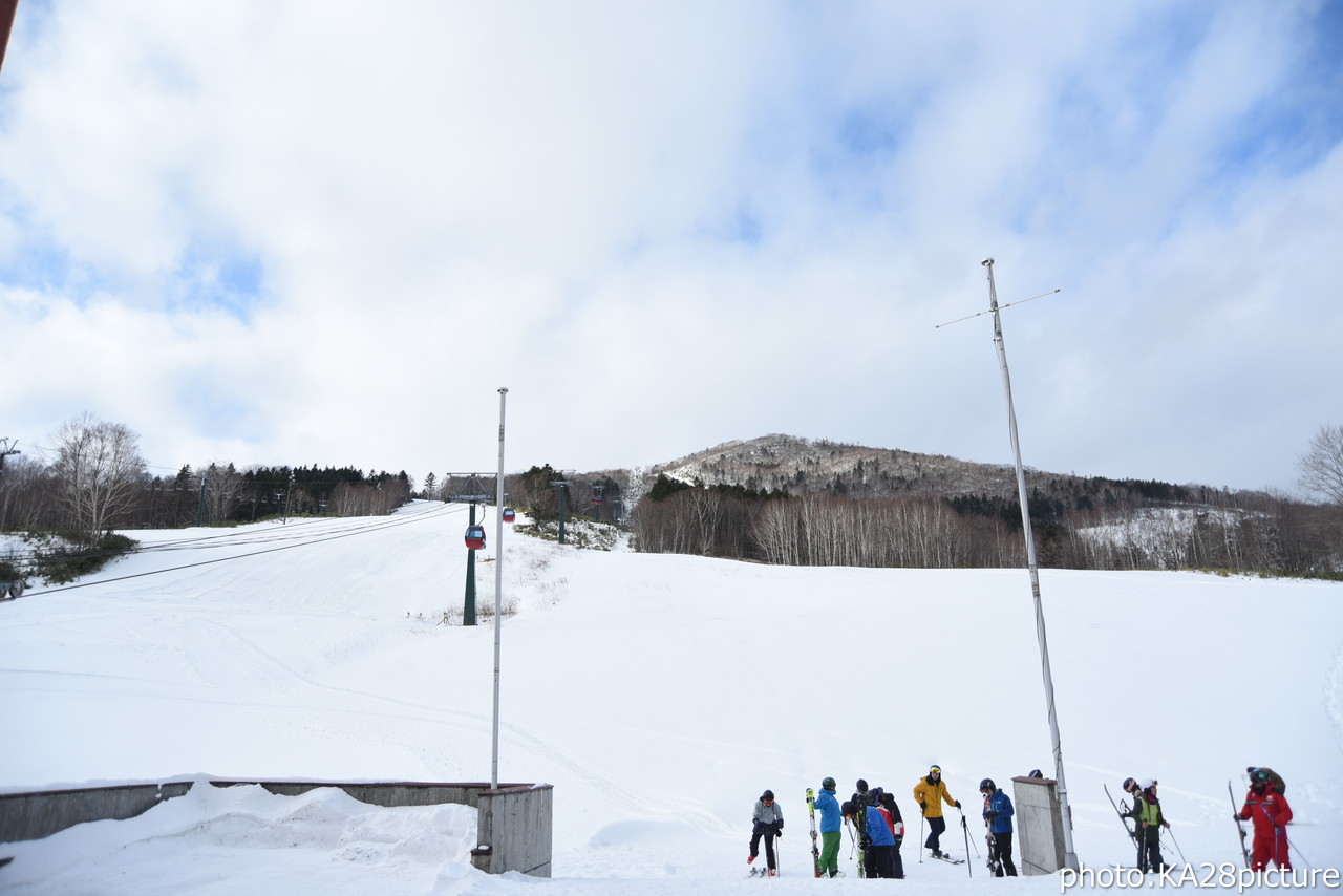 十勝サホロリゾート　サホロゴンドラ営業開始。山頂から山麓まで、全長約3,300ｍのロング滑走が可能です！